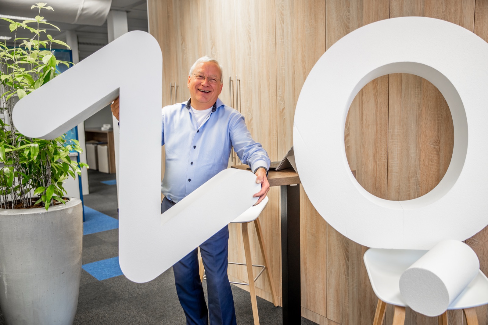 Medewerker met de VE-letters in het kantoor