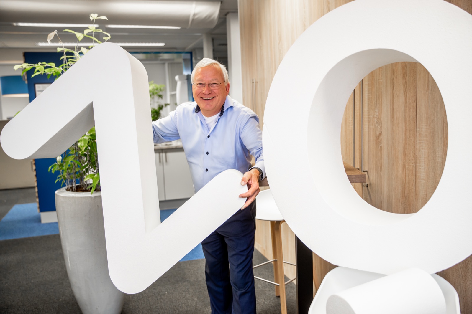 Medewerker met de VE-letters op de werkplek