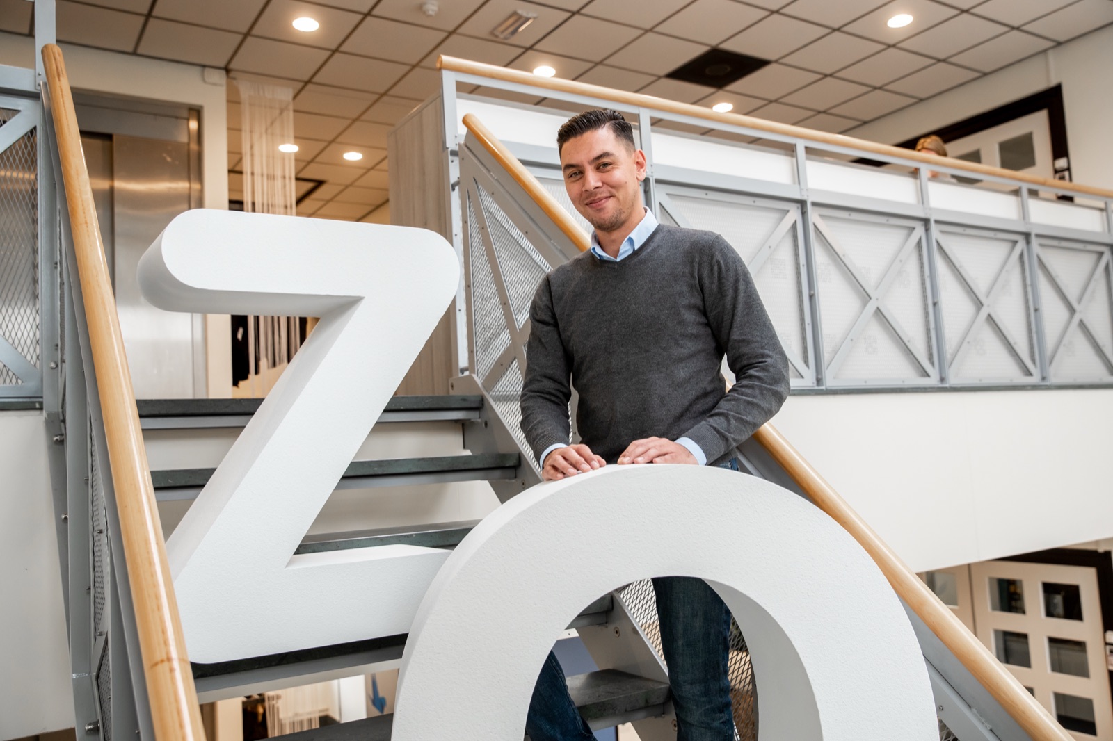 Medewerker met de ZO-letters op de trap