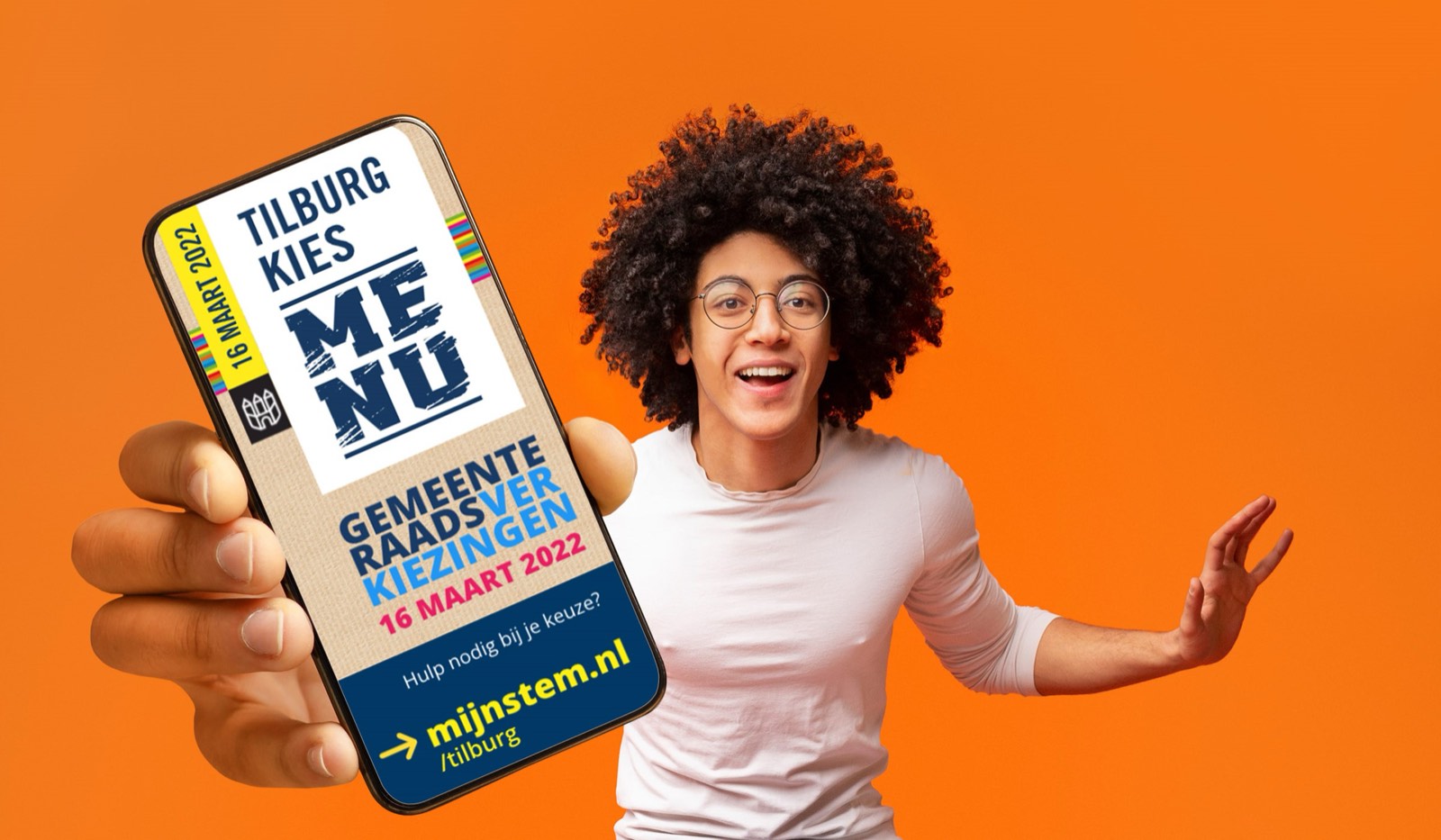 Campagnebeeld Tilburg kies ME NU: een jongere houdt een telefoon vast met het label voor de gemeenteraadsverkiezingen van 16 maart 2022.