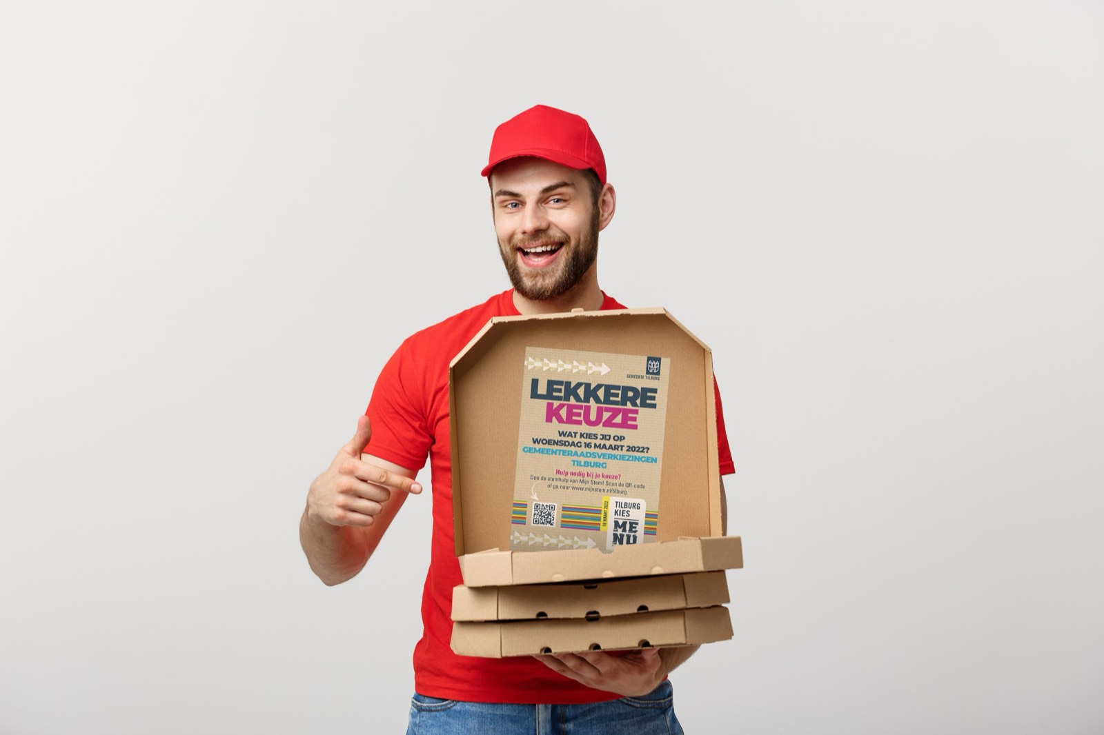 Een bezorger met pizzadozen met de flyer Lekkere keuze van de campagne Tilburg kies ME NU.