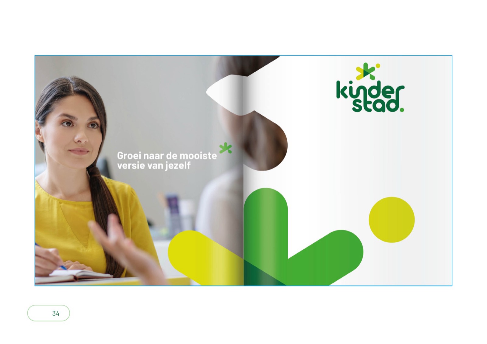 Brochure-spread van Kinderstad met beeldmerk-vormen en de pay-off.