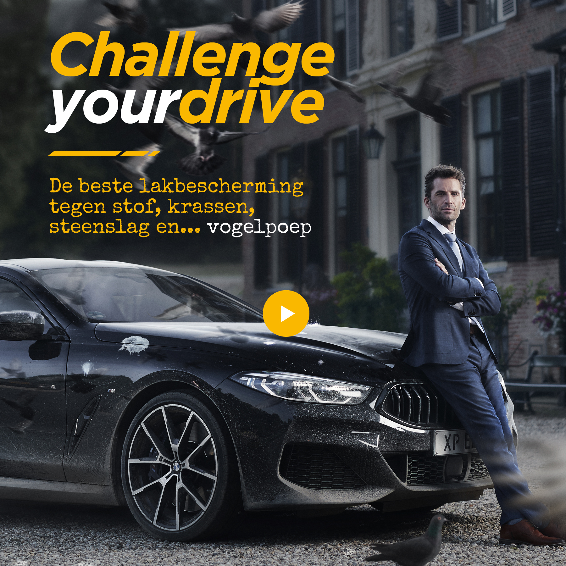 Persona Thomas in pak bij zijn donkere BMW met duiven, 'No risk'.