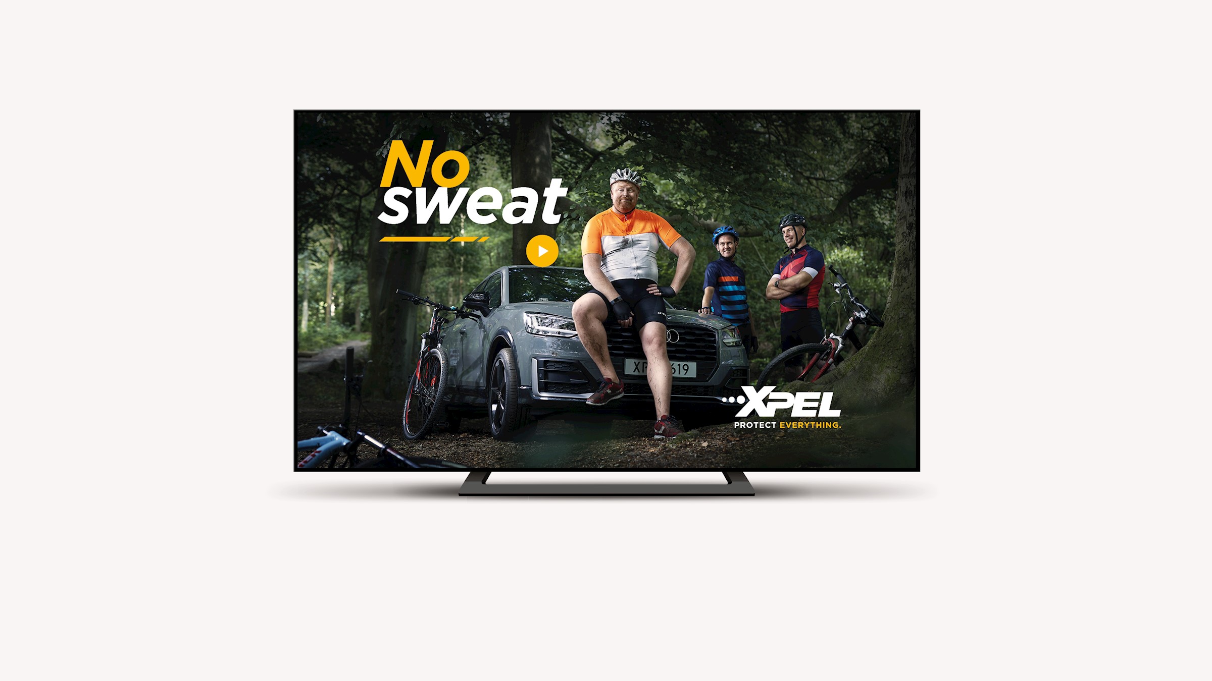 Persona Peter met mountainbikevrienden en zijn auto in het bos, 'No sweat'.